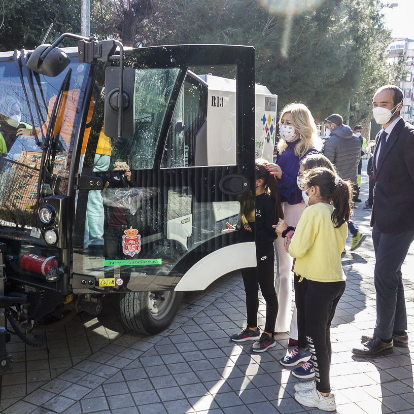 ©Ayto.Granada: ALUMNOS DEL COLEGIO JARDN DE LA REINA ESCRIBEN CARTAS DE AGRADECIMIENTO A LOS OPERARIOS DE INAGRA POR LIMPIAR LA CIUDAD DURANTE LA PANDEMIA 